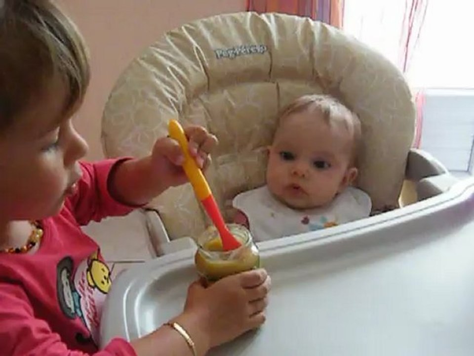 Léonie donne à manger à Elsa