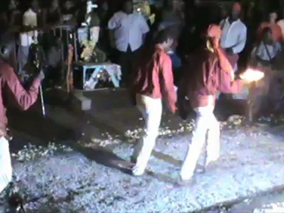 Marche sur le feu à Bois d'olives Saint-Pierre le 19/08/2012 (partie 2/2)