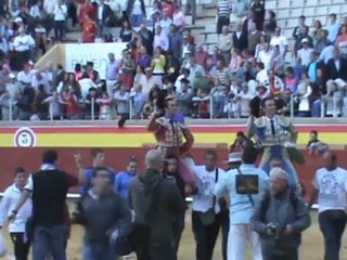 EL CID Y EL FANDI A HOMBROS EN LA ÚLTIMA DE PALENCIA