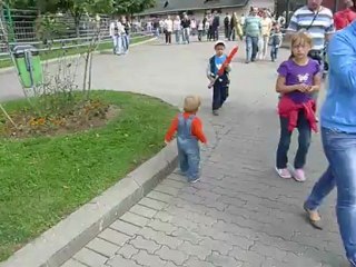 Дима бегает в зоопарке