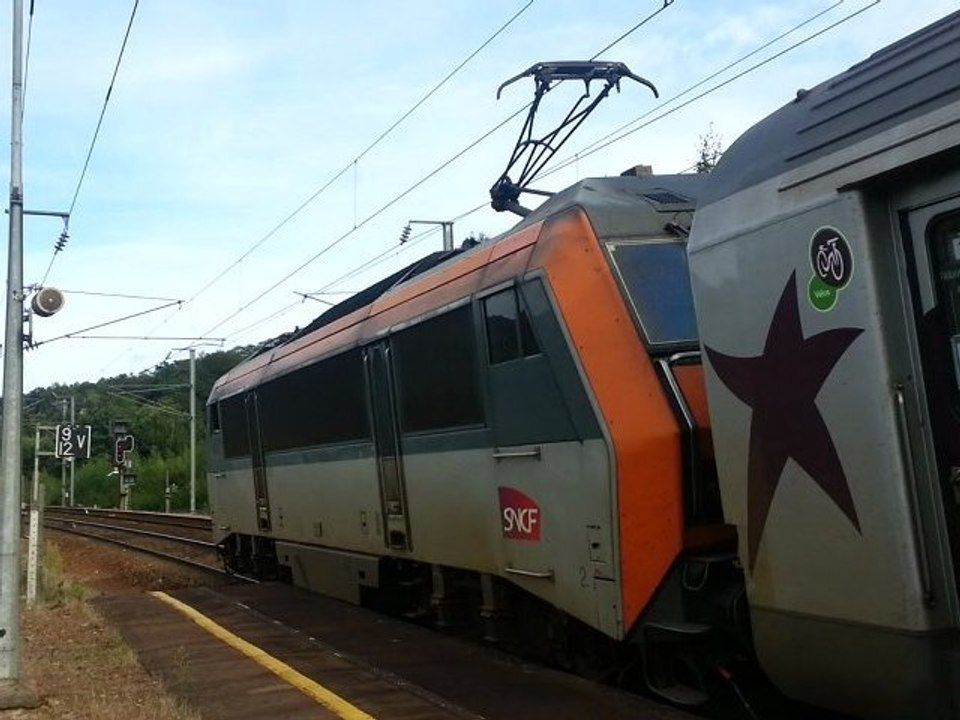 Départ de la BB26031 sur le 3348 en gare de Bernay
