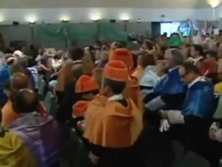 Video herunterladen: Estudiantes y profesores irrumpen en el aula magna en la inauguración del curso en la UAM