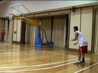 O Περπέρογλου προπονείται στα τρίποντα (προετοιμασία του Ολυμπιακούς στο Καρπενήσι, 2012)