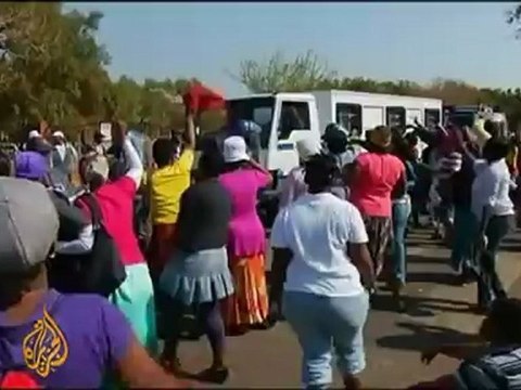 South Africa mine extends strikers' deadline
