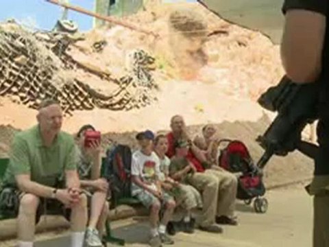 Israel - Des touristes juifs en quête de sensations s'exercent au tir