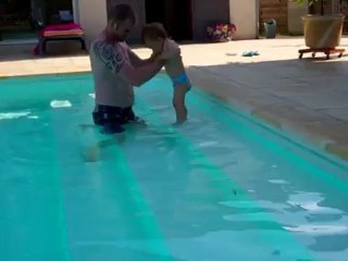 Dans la piscine avec papa