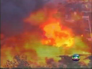 Massive fire rips through Brazil slum