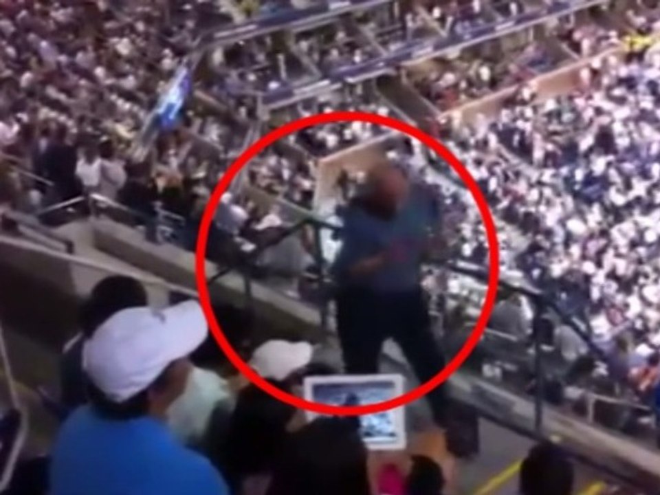 Un supporter chute dans les gradins de l'US Open