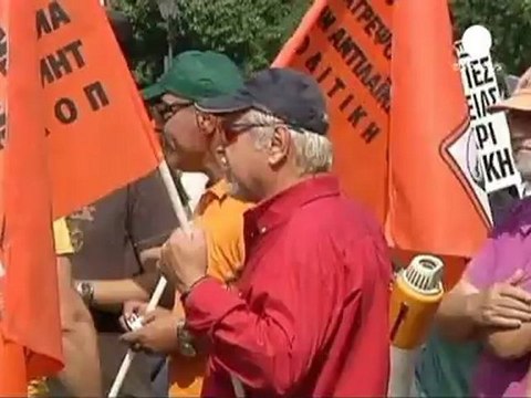 Empleados municipales griegos contra los recortes a los...