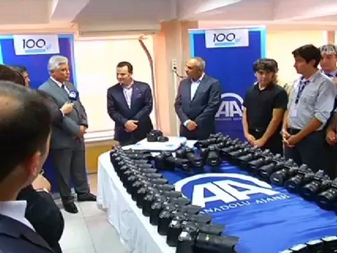 Foto muhabirlerine AA logolu makine