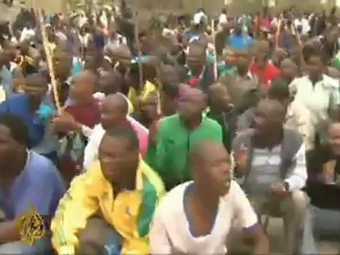 Strikers march on at S Africa's platinum mine