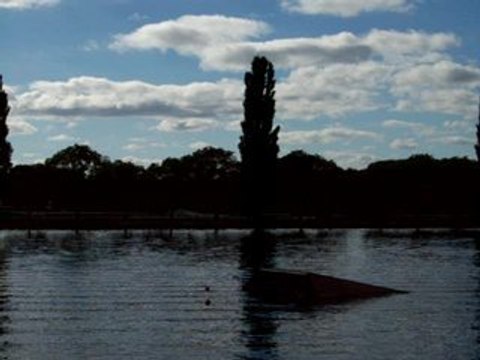 Bastos fait du saut a ski nautique