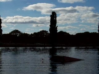 Bastos fait du saut a ski nautique