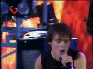 Benjamin Rojas interpreta "Mi Vida" en el show de Erreway