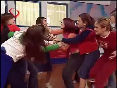 Rebelde Way capitulo 10, Mía y Marizza pelean