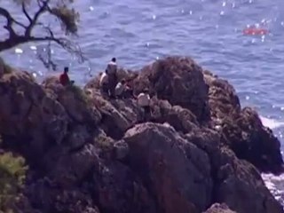 Migrant boat sinks off Turkey, at least 60 dead