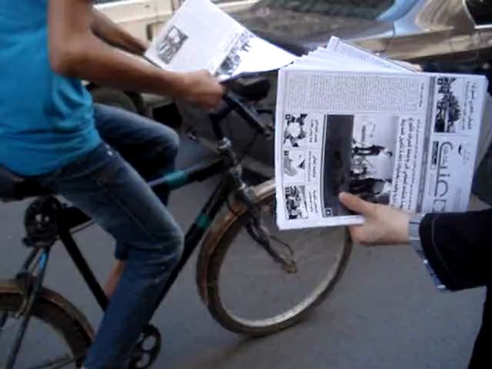 Distribution du journal "Raisins de mon pays" à Daraya en Syrie