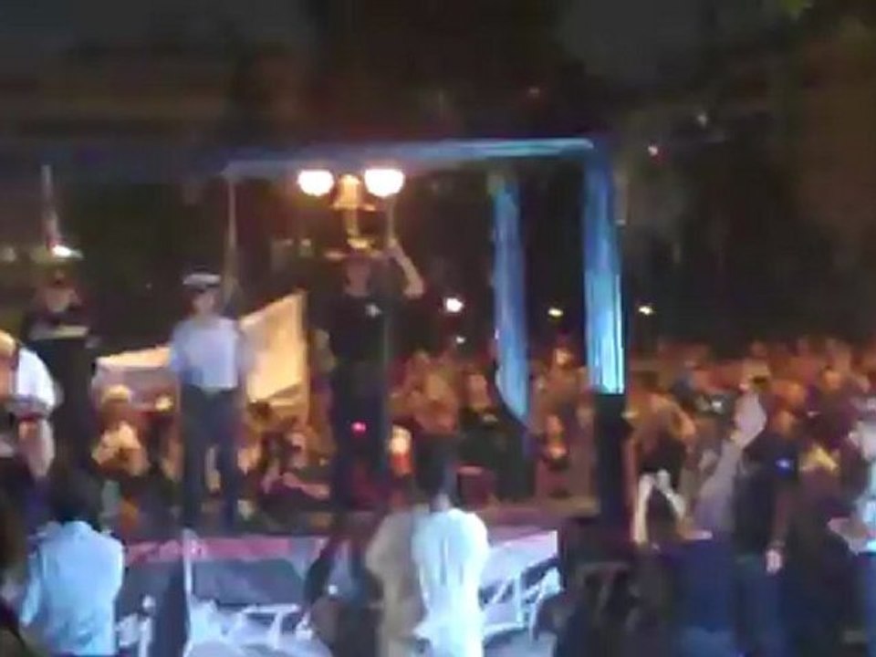 Κρεμάλα έξω από τη Βουλή