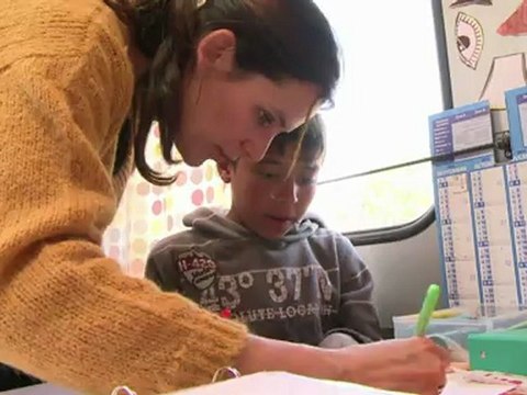 Des camions-écoles pour les enfants roms dans les bidonvilles