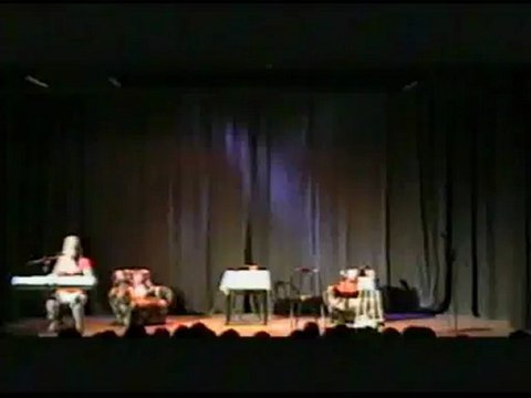 Elizabeth Aidil canta en teclados el tema Largá el Pucho,Cacho de la obra Como en Casa-Menú 3 Estrellas estrenada en la sala del Teatro Sindical de Luz y Fuerza