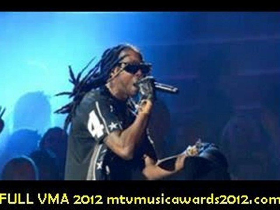 2Chainz performing No Worries