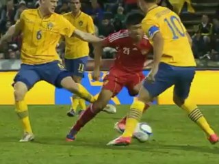 Il povero Lu Peng assaggia i 95 chili di Ibra