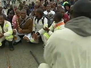 Lonmin miners vow to continue strike