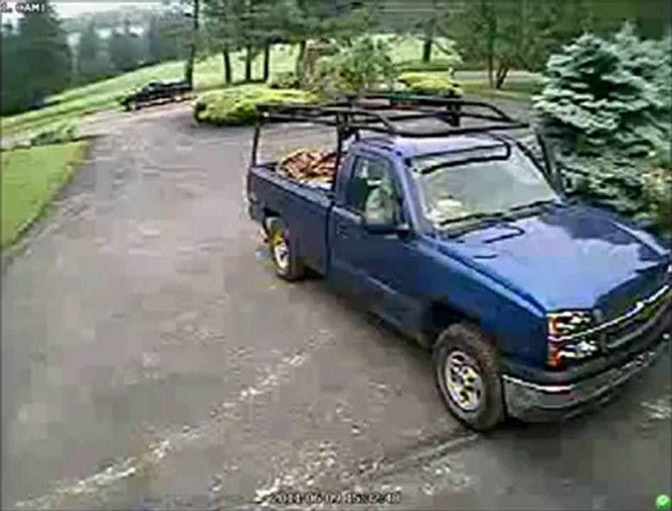 Il se fait rouler dessus par 2 voitures