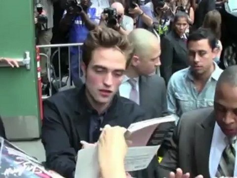 Celebrity Bytes: Kristen Stewart Braves the Red Carpet Without R-Patz