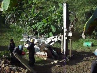 20120809 Le début du forage pour l'eau du futur hôpital Ste Anne de Mananjary