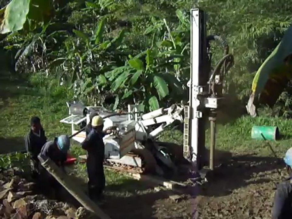 20120809 Le début du forage pour l'eau du futur hôpital Ste Anne de Mananjary