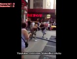 Baston à coup de baton en plein Times Square - Times Square Crutch fight2