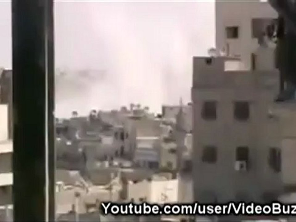 une explosion en Syrie fait s'envoler un homme / Flying explosion man !