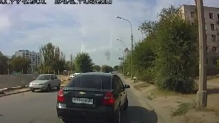 Un Russe empêche une vieille dame de traverser la rue avec sa voiture / Crazy russian vs old woman