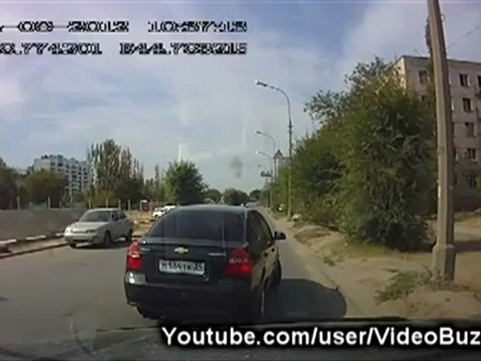Un Russe empêche une vieille dame de traverser la rue avec sa voiture / Crazy russian vs old woman