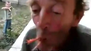 Un Roumain bouffe une grenouille vivante. Romanian Drunky Eats Himself a Live Froggy