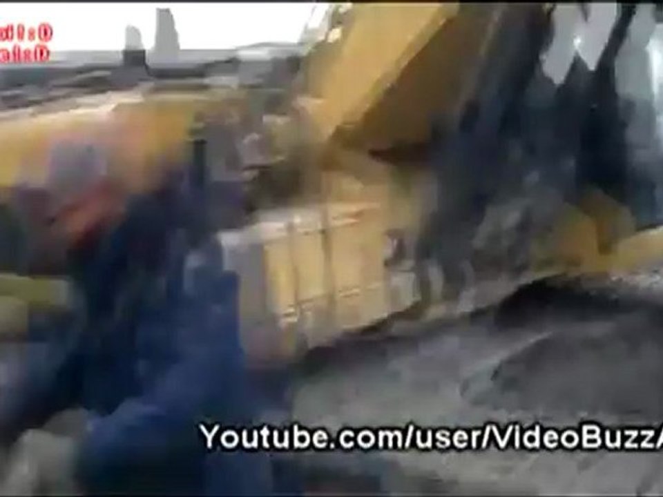 Piégé dans la boue, une grue essaye de le sauver / Stuck in the mud