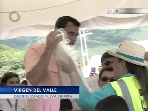 Henrique Capriles recibe imagen de la Virgen del Valle en Nueva Esparta