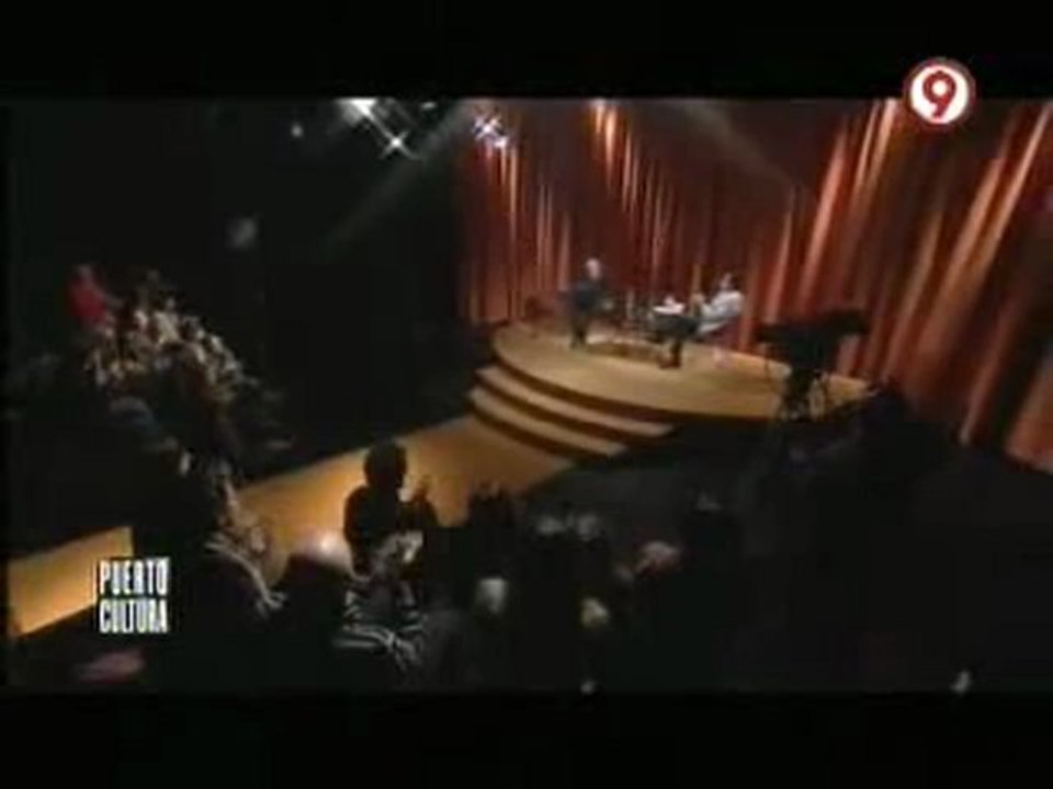 Rodolfo Mederos, en Puerto Cultura, ejecutando "Nunca tuvo novio" de Agustín Bardi