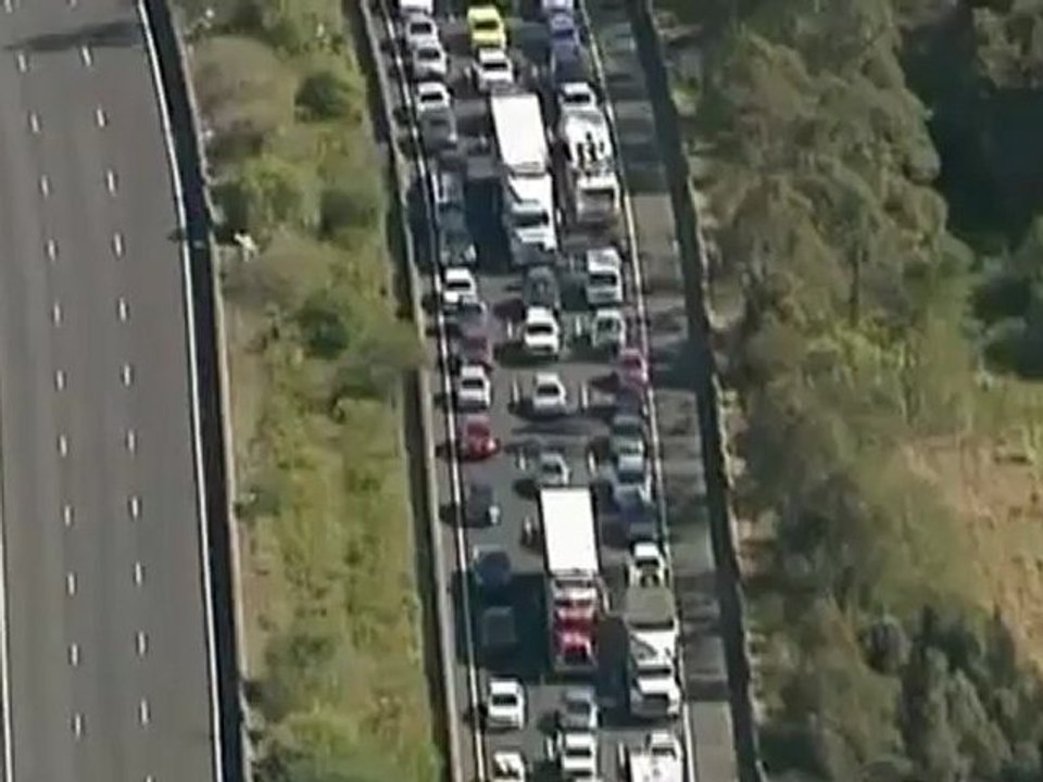 Australian firefighters battle raging bush fire