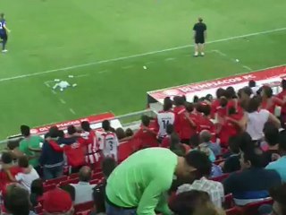 Παιδιά από την Ακαδημία του Ολυμπιακού τραγουδούν σύνθημα