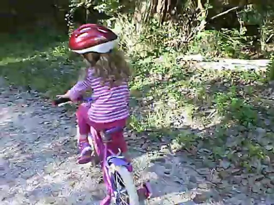 Alyssa fait du velo sur le trail