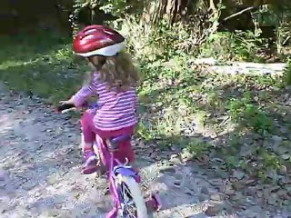 Alyssa fait du velo sur le trail