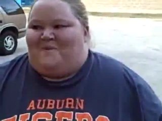 Grosse américaine mange un lézard au ketchup