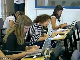 López tilda de "radicales" las reformas del Gobierno