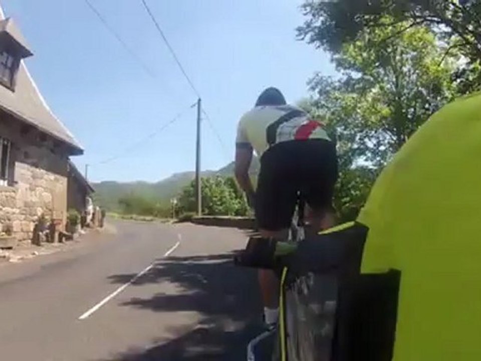 ma petite fille avec la remorque vélo