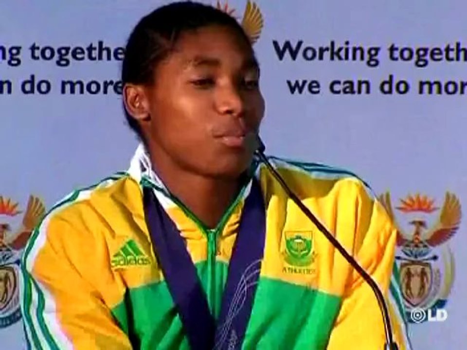 Semenya llega a su ciudad natal recibida por un...