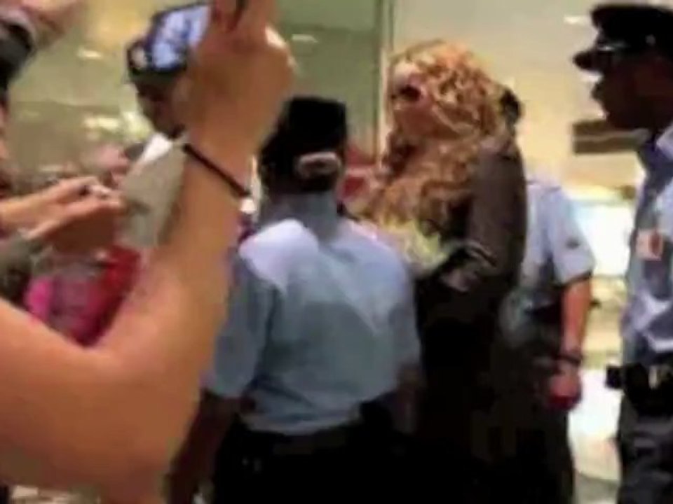 Mariah Carey witzelt am Flughafen herum