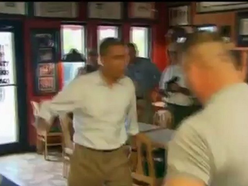 BBC Arabic - ‮بالصوت والصورة - ‮أوباما يستقبل بالأحضان في مطعم جمهوري