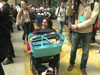 Paris: les athlètes paralympiques français de retour